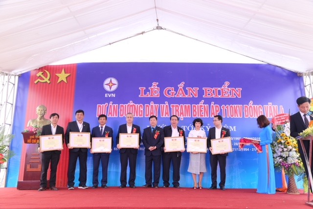 Chủ tịch CĐ Điện lực Việt Nam Khuất Quang Mậu tặng bằng khen cho các đơn vị, cá nhân. Ảnh: V.H
