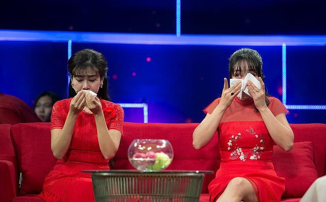 Mai Phương và Ốc Thanh Vân bật khóc khi chia sẻ với khán giả.