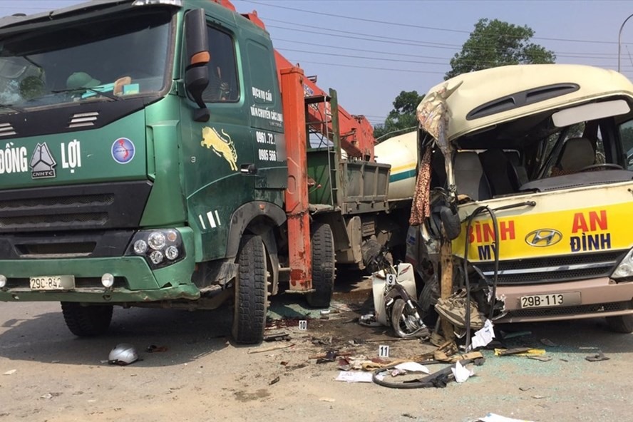 Xe máy bị kẹt giữa xe tải cẩu và xe khách, 2 người trên xe máy tử vong tại bệnh viện.