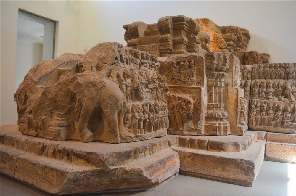 Bảo vật thứ 4 ở bảo tàng điêu khắc Chăm Đà Nẵng là đài thờ Đồng Dương 22.24 có niên đại vào cuối thế kỷ 9 - đầu thế kỷ 10 cũng vừa được Thủ tướng Chính phủ ký Quyết định công nhận bảo vật quốc gia năm 2018.