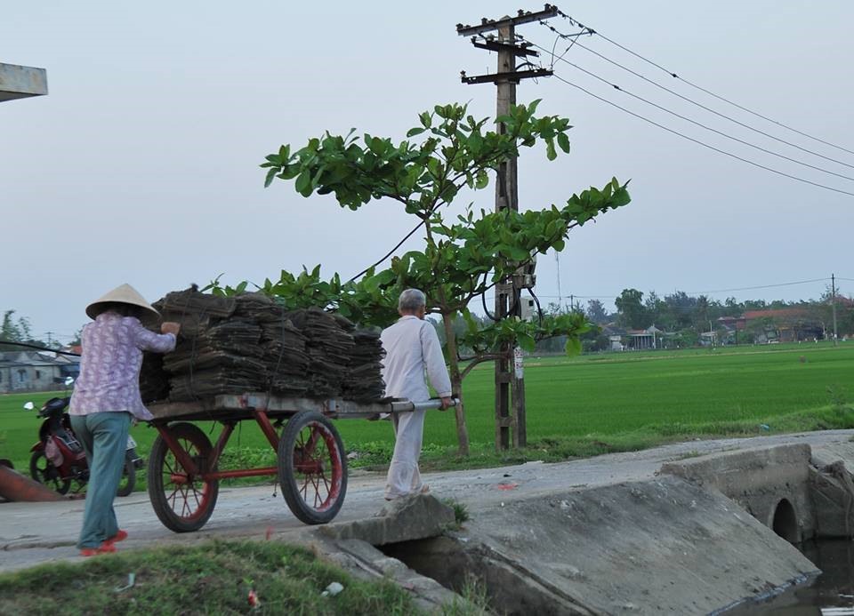 Khi hoàng hôn dần tắt nắng cũng là lúc bóng dáng lầm lũi, của những người dân nơi đây trở về nhà sau một ngày tất bật với công việc để mưu sinh. Ảnh: Đặng Phụng.