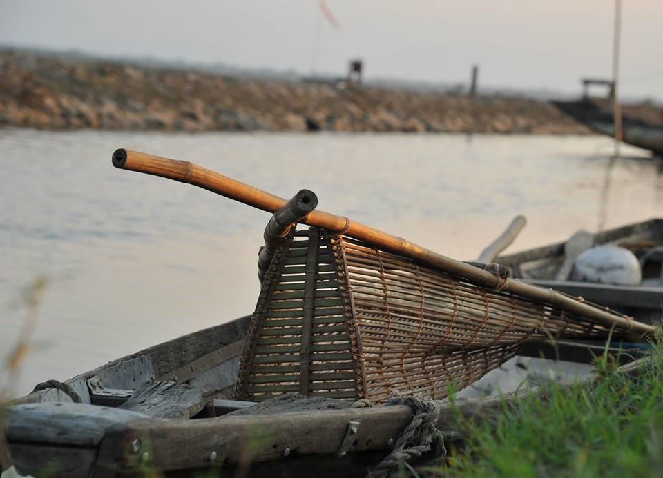 Dũi hến. Công cụ thô sơ của bà con nơi đây dùng để đánh bắt hến. Ảnh: Đặng Phụng. 