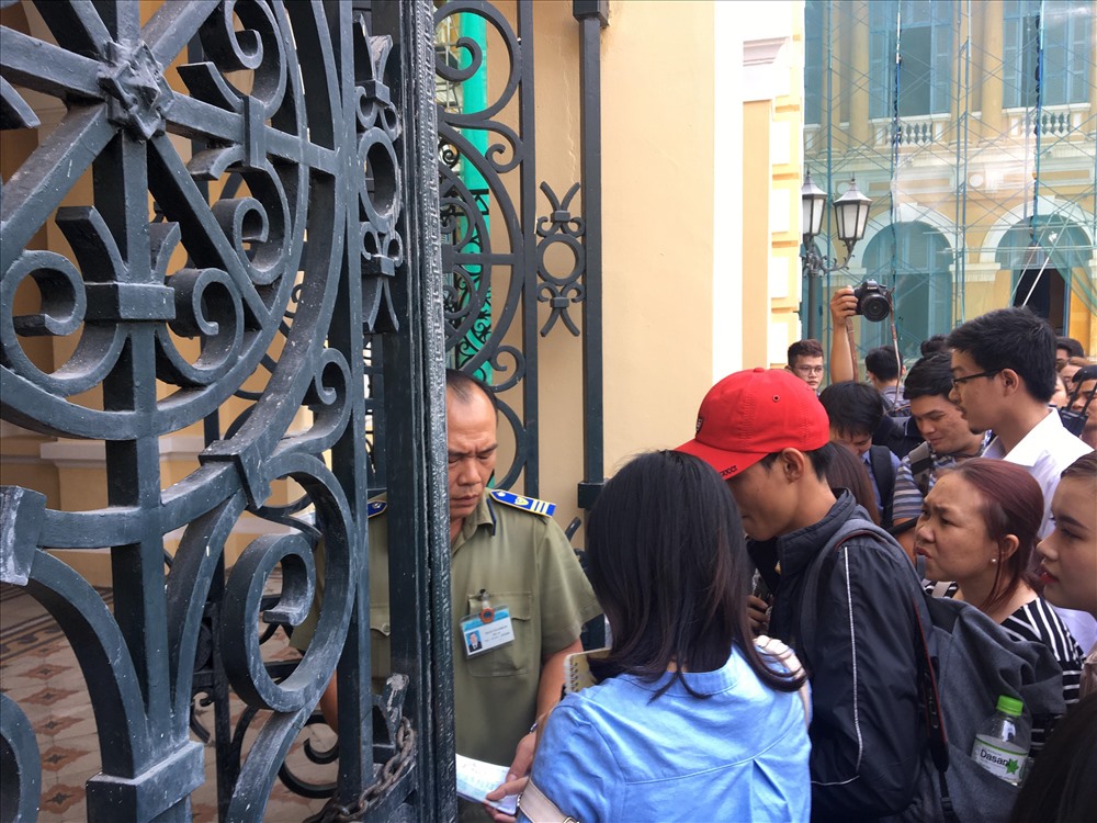 Các phóng viên tập trung rất đông trước tòa án ND TP Hồ Chí Minh từ sớm.