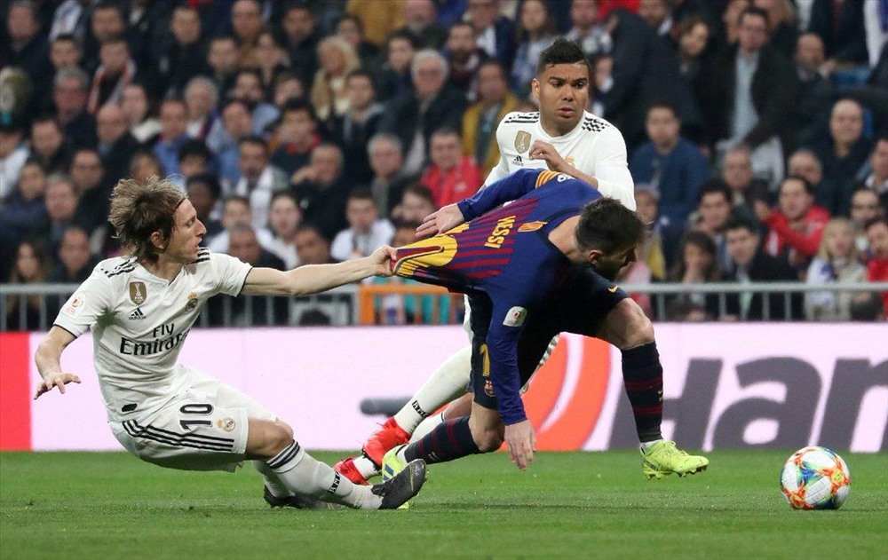 Hình ảnh Modric kéo áo Messi bị trang Twitter của Barcelona đem ra chế giễu. 