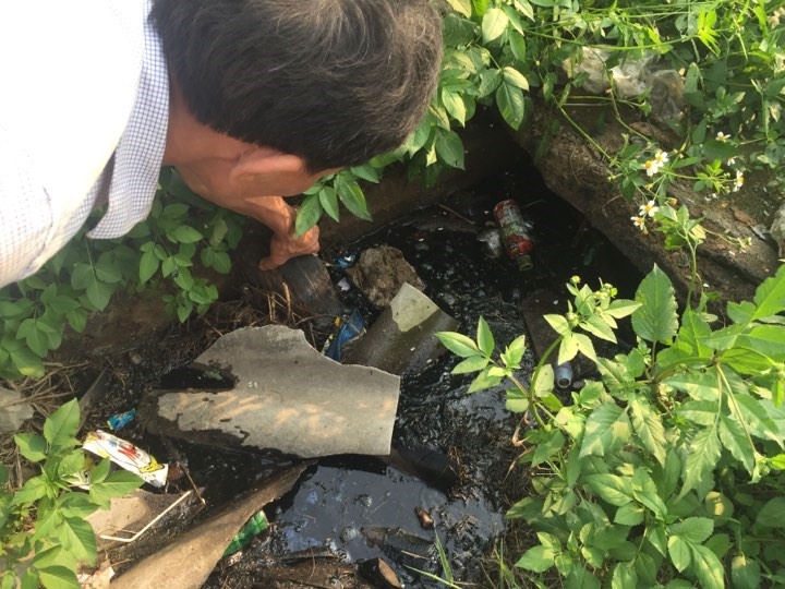 Nước thải bẩn ứ đọng ngay mương nước của nhà dân, đây cũng là nơi tập trung nhiều ruồi muỗi, nguồn bệnh. Ảnh: Viễn Chinh.