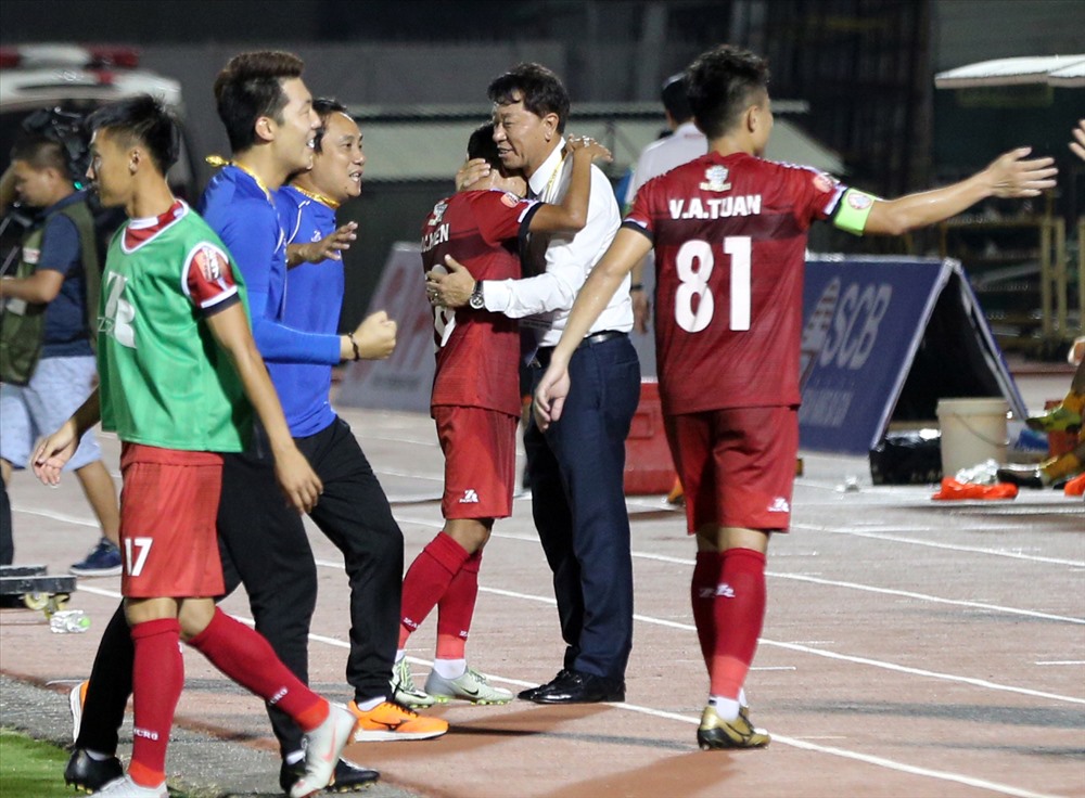 HLV HLV Chung Hae-seong phấn khích sau khi giúp CLB TP.HCM đánh bại đội bóng cũ HAGL ngay trên sân Pleiku. Ảnh: VPF 