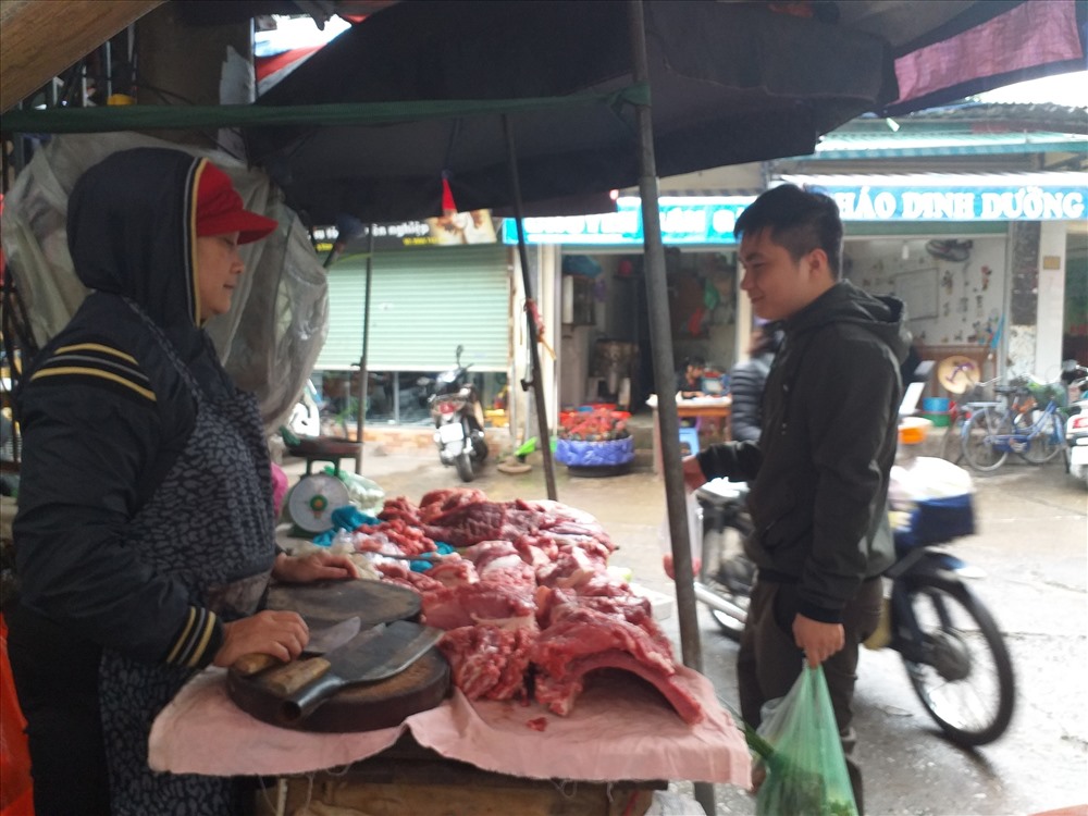 Giá bán thịt lợn vẫn ở mức từ 80.000-120.000 đồng/kg. Ảnh PV
