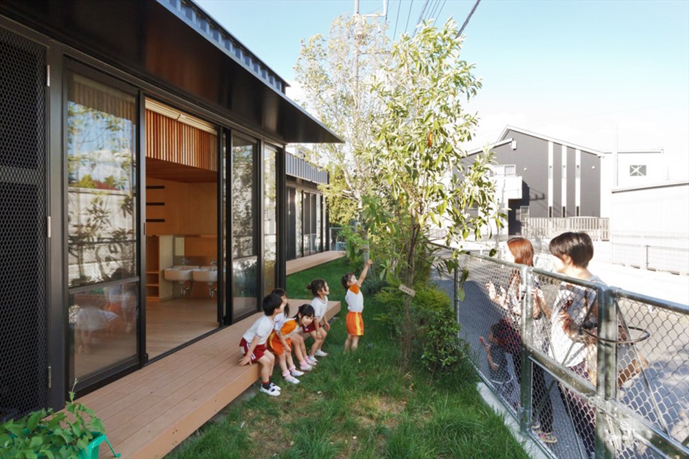 Trong quá trình cải tạo OA, các kiến trúc sư đã cố gắng giữ lại thực vật xung quanh để đảm bảo yếu tố xanh cho ngôi trường độc đáo này. Ảnh: Hibino Sekkei  