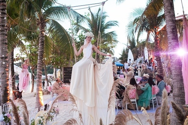 Đây là 1 trong những đám cưới được mong đợi nhất Ấn Độ năm 2019. Sau các nghi lễ vào ngày 3.3 vừa qua, cặp đôi tỉ phú này tiếp tục chọn Phú Quốc (Kiên Giang, Việt Nam) để tổ chức buổi tiệc mừng kéo dài từ ngày 7 - 10.3.