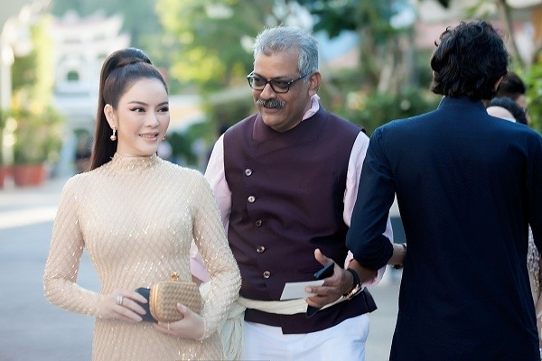 Chiều tối 9.3, Lý Nhã Kỳ có mặt tại Phú Quốc để tham dự đám cưới được mong chờ nhất Ấn Độ, của chú rể Rushang Shah và cô dâu Kaabia Grewal. 