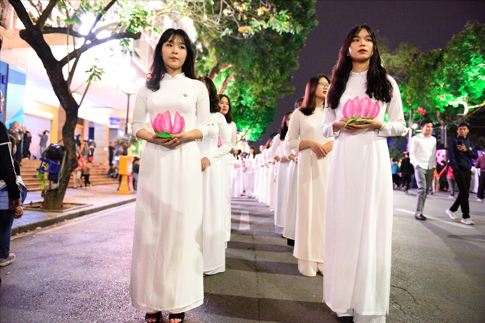 Các nữ sinh trường Việt Đức trình diễn áo dài. Ảnh:: BTC