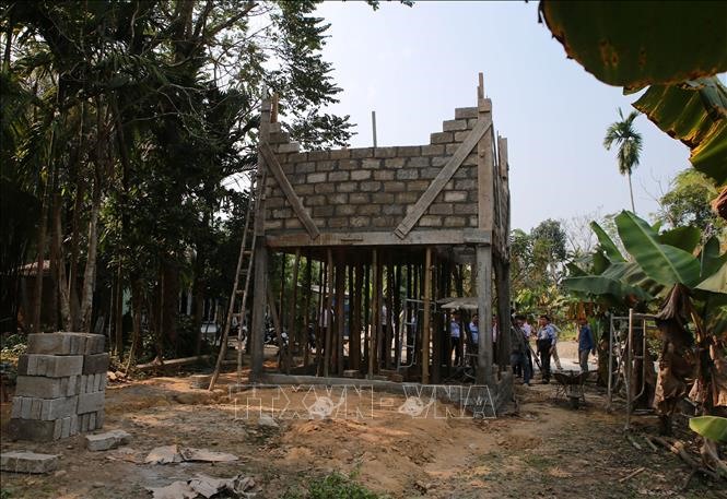 Một ngôi nhà phòng tránh bão, lụt đang được xây dựng của hộ dân ở xã Lộc Thủy, huyện Phú Lộc (Thừa Thiên - Huế). Ảnh: Hồ Cầu/TTXVN 
