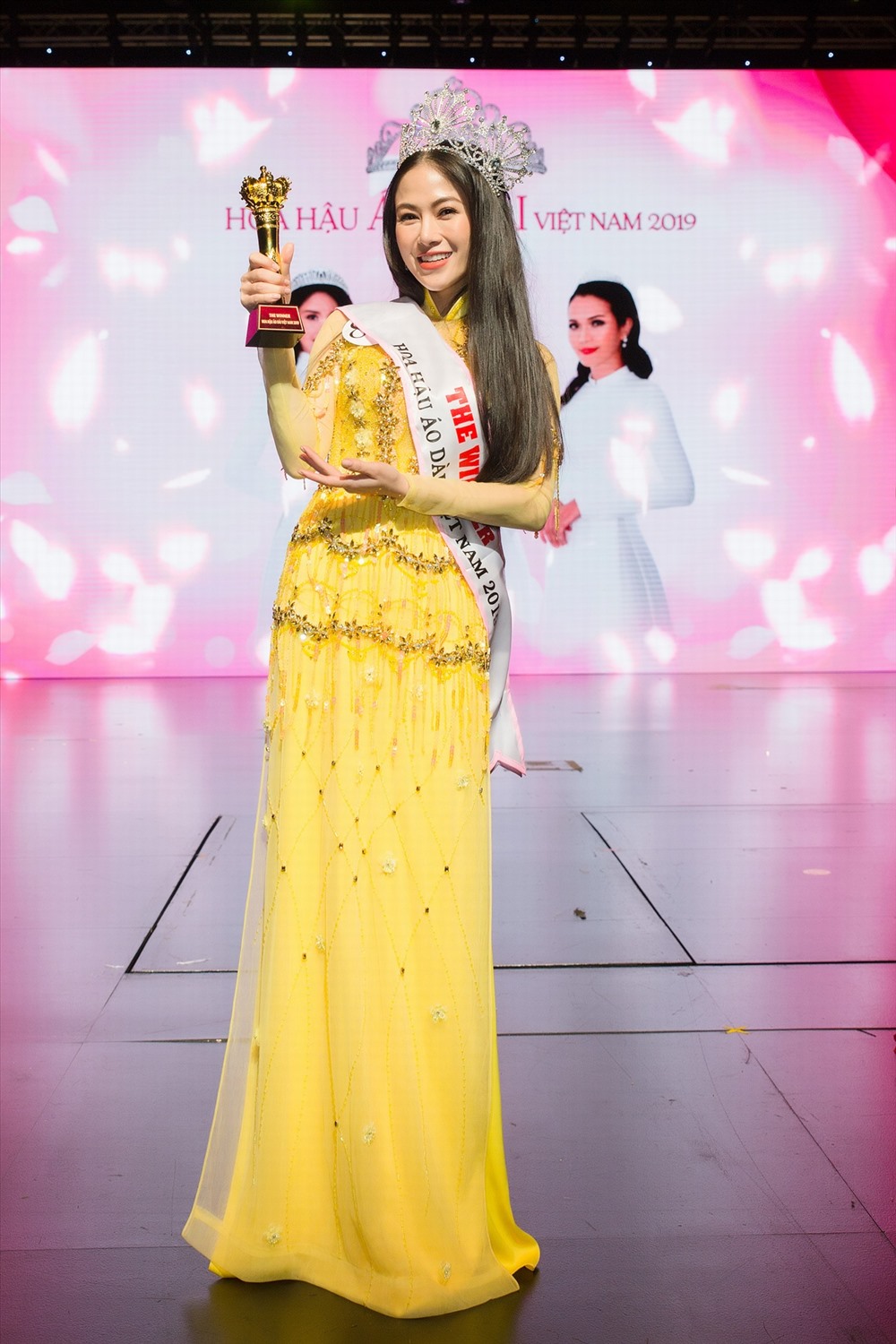 Tuyết Nga đăng quang Hoa hậu áo dài Việt Nam 2019.