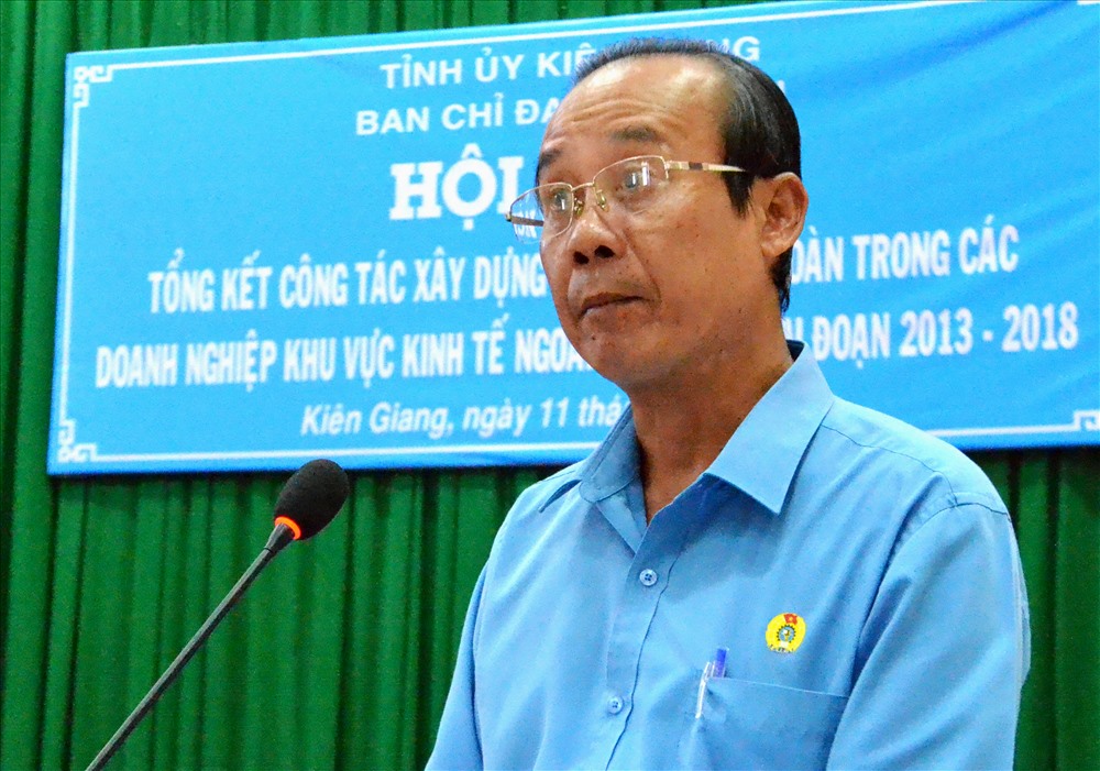 Phó chủ tịch LĐLĐ Kiên Giang Nguyễn Minh Dũng báo cáo tổng kết tại hội nghị. Ảnh: Lục Tùng