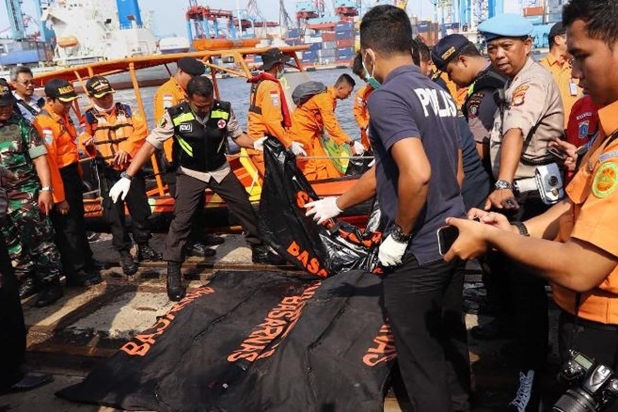 Lực lượng tìm kiếm chuẩn bị túi đựng thi thể vụ tai nạn máy bay Lion Air. Ảnh: AFP/Getty Images