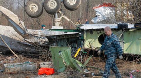Các nhà điều tra Nga bên cạnh xác chiếc máy bay xấu số ở Smolensk. Ảnh: RIA Novosti.