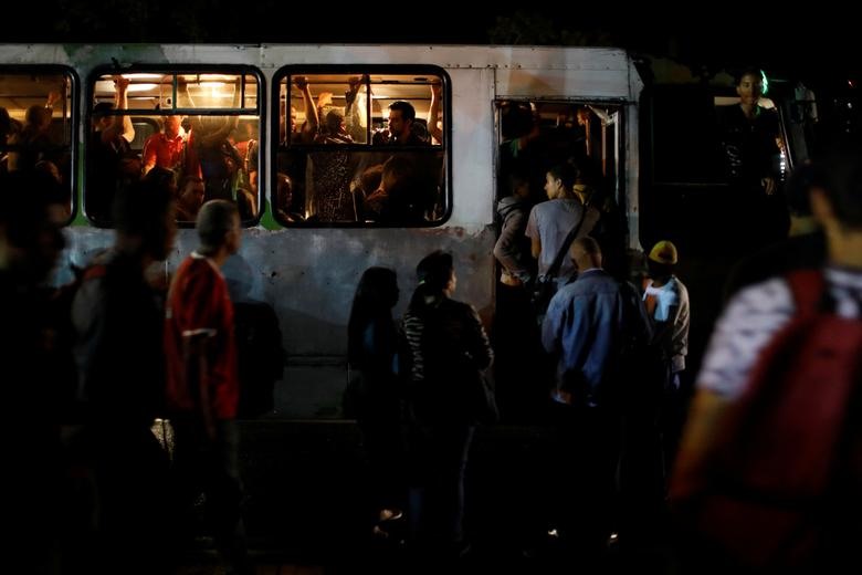 Mất điện khiến giao thông hỗn loạn khi hệ thống đèn báo hiệu không hoạt động. Hệ thống tàu điện ngầm ở Caracas cũng đứng im. Ảnh: Reuters.