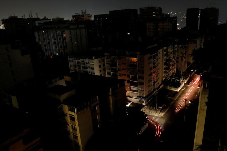 Sự cố mất điện trên diện rộng xảy ra từ khoảng 17h ngày 7/3, khiến gần như cả nước Venezuela chìm trong bóng tối. Ảnh: Reuters.
