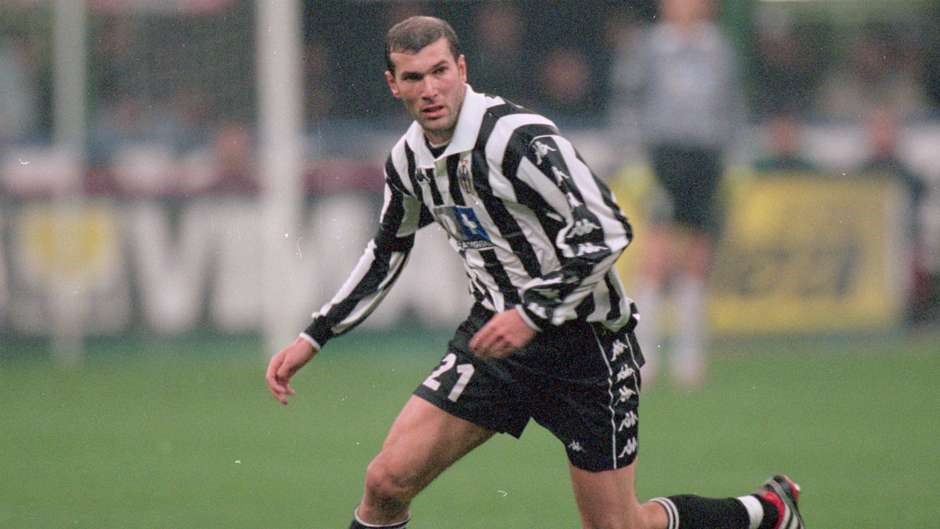 Zidane vẫn luôn được CĐV Juventus coi như huyền thoại của đội bóng. Ảnh Goal
