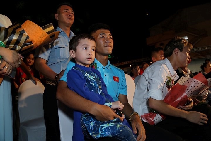 Do Quang Hải, Tiến Dũng và Văn Hậu đang thi đấu ở AFC Cup, Đức Chinh đại diện cho các đồng đội và bé Tom nhận danh hiệu Fair Play 2018. Ảnh: Huy Đức