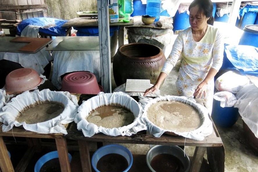 Một số cơ sở sản xuất nước mắm truyền thống tại làng Nam Ô nổi tiếng Đà Nẵng vẫn đang cố gắng bám trụ với nghề. Ảnh Thùy Trang
