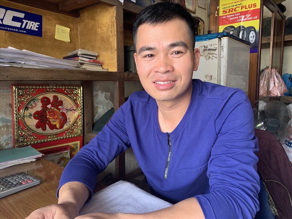 Anh Huy, chủ tiệm bán lốp cao su trên mặt đường Nguyễn Trãi.