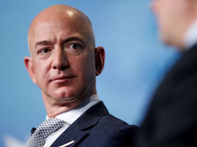 Giá trị ròng: $ 131 tỷ  Đứng đầu danh sách là CEO Amazon, chủ sở hữu của Washington Post, và người giàu nhất thế giới, Jeff Bezos.  Bezos gần đây đã bị cuốn vào một cơn bão lửa sau khi anh ta tuyên bố ly hôn với vợ MacKenzie và những tin nhắn từ anh ta cho người tình được báo cáo là Lauren Sanchez đã bị rò rỉ cho National Enquirer.  Bezos đã tiến hành cuộc điều tra của riêng mình về cách tờ báo giữ các văn bản, và sau đó đã xuất bản một blog tuyên bố rằng Enquirer đã tống tiền ông bằng những bức ảnh nhạy cảm.  Đây là dòng thời gian đầy đủ của mối thù để bắt kịp Bezos cũng đã quyên góp 2 tỷ đô la cho từ thiện trong năm nay, bơm nó vào một quỹ để hỗ trợ các chương trình giáo dục và cộng đồng không được giám sát.