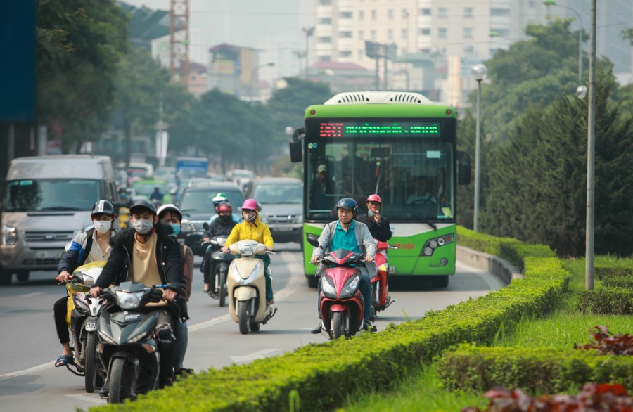 Xe máy vô tư đi vào làn đường dành riêng cho xe bus BRT.