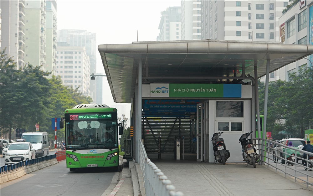 Hệ thống xe bus nhanh BRT trên đường Lê Văn Lương.