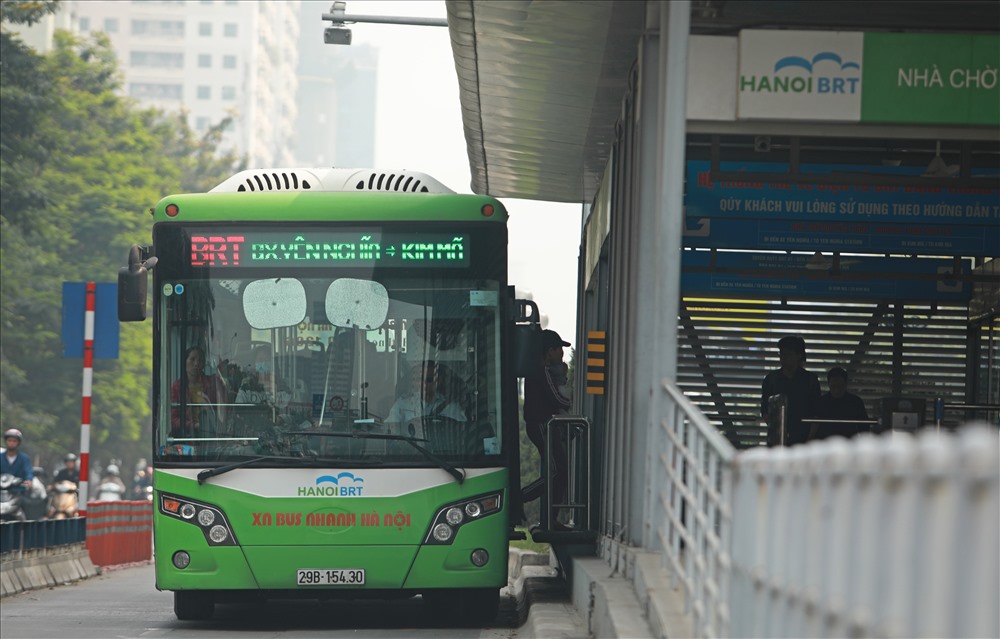 Hệ thống xe bus nhanh BRT trên đường Lê Văn Lương.