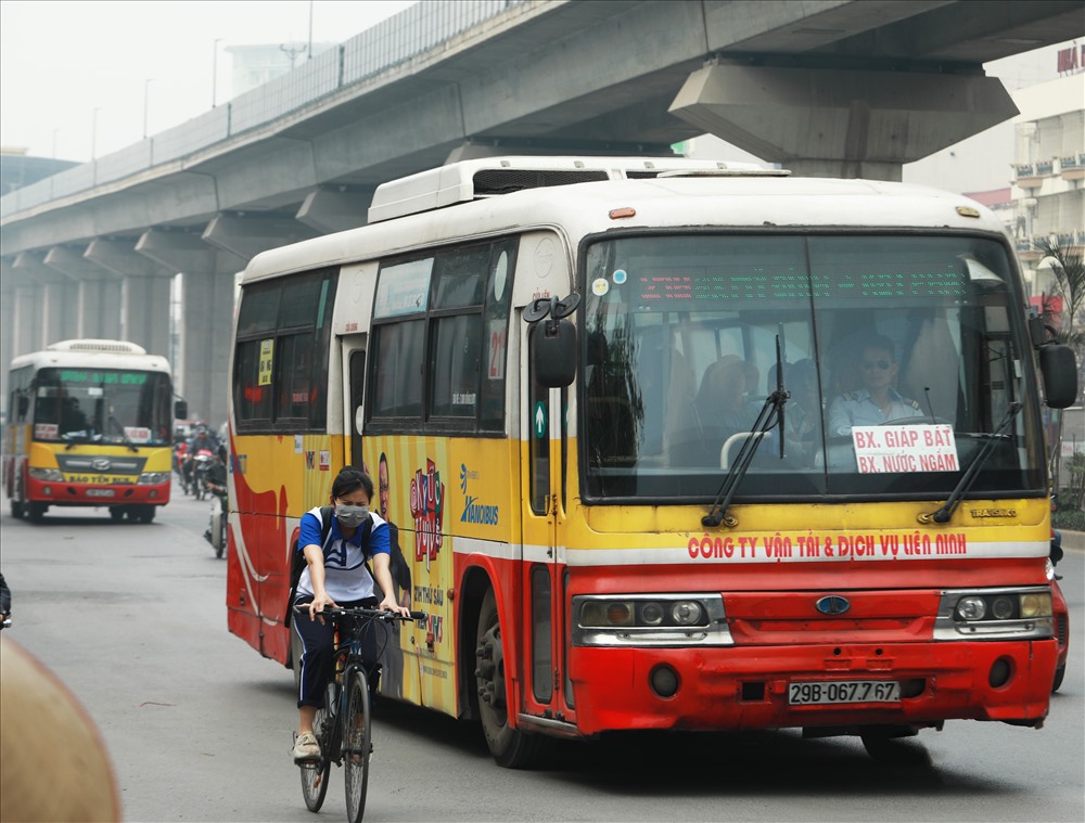 Tuyến đường Trần Phú - Nguyễn Trãi được kết nối với hơn 40 tuyến xe buýt, được trang bị nhiều cầu bộ hành, có hầm chui, tuyến đường được thiết kế đến 6 làn xe song tình trạng ùn tắc vẫn liên tục xảy ra.