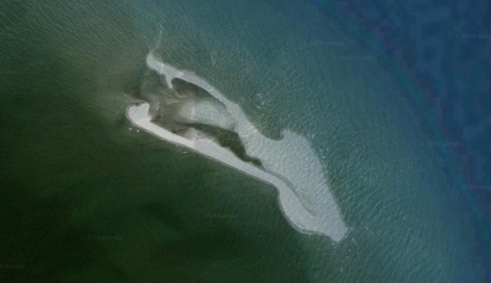 Việc xuất hiện dải cát này đang tạo nên những làn sóng nhất định trong dư luận. Ảnh: Google Maps
