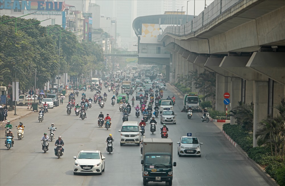 Sở GTVT Hà Nội cũng đề xuất cấm thí điểm xe máy khi đường sắt trên cao vận hành chính thức. Ảnh: Tô Thế