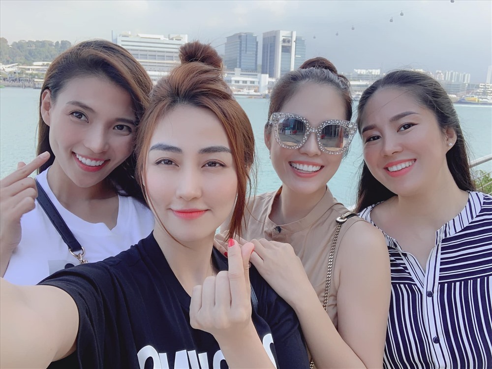 Lê Phương vui vẻ khi hội ngộ với nữ diễn viên Ngân Khánh, Dương Cẩm Lynh và Thuý Diễm. 