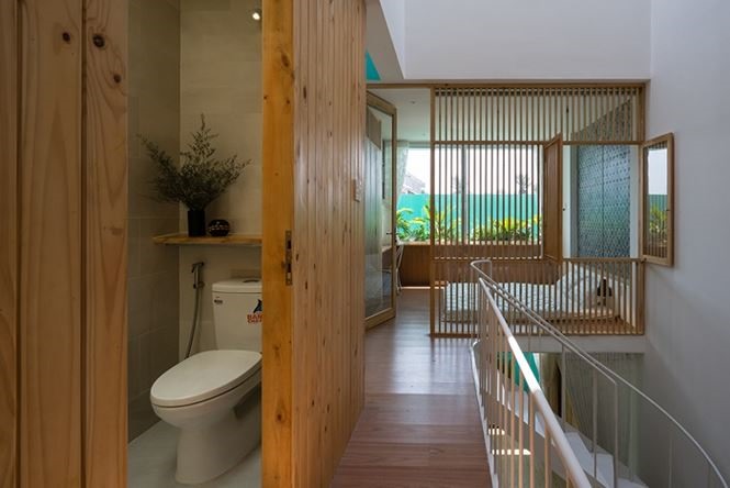 Các phòng vệ sinh được giấu trong các phòng gỗ để đảm bảo tính thẩm mỹ của không gian chung. 