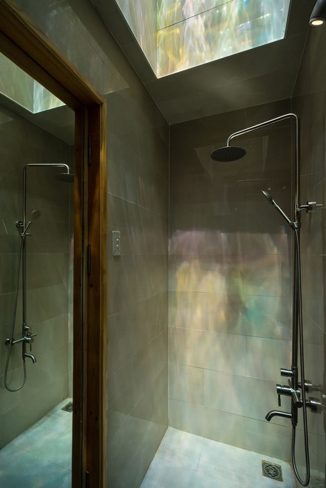 Một phòng tắm khác với cửa trần bằng kính đầy sắc màu. 