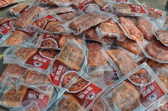 Toàn bộ số hàng gồm chân gà, đầu vịt, tôm đóng gói có chữ Trung Quốc được nhập lậu đưa về tiêu thụ. Ảnh: QTV
