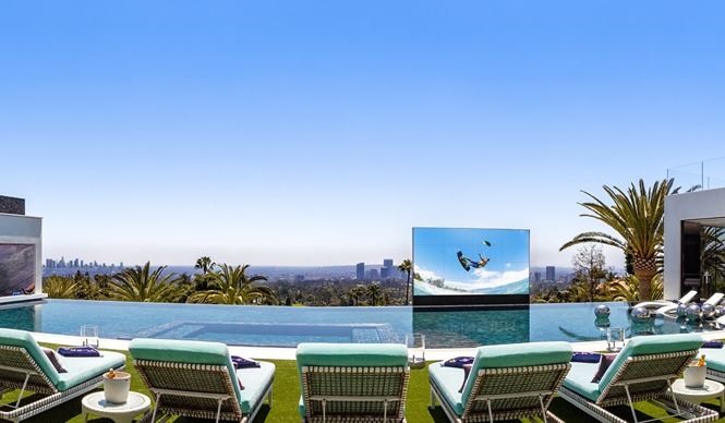 Tầng chính của dinh thự là không gian giải trí ngoài trời rộng tới 17,000m vuông với tầm nhìn tuyệt vời của Los Angeles...