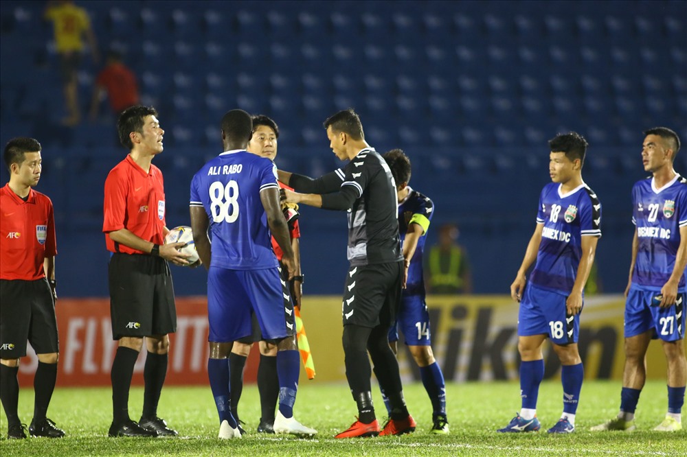 Cựu thủ môn ĐT Việt Nam tranh cãi với trọng tài sau bàn thua đầu tiên của B. Bình Dương. Ảnh: Đình Viên