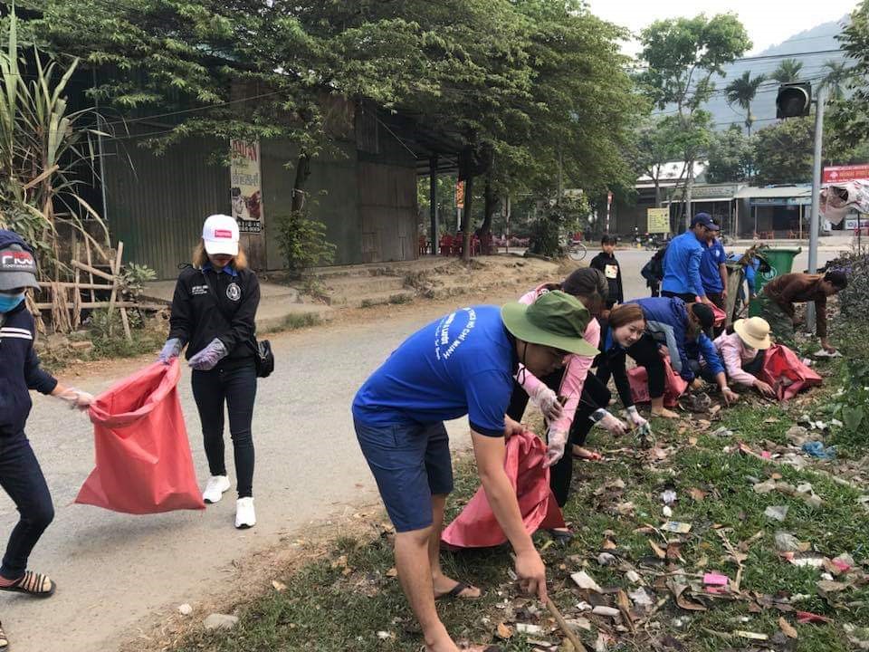 Người dân tỉnh Thừa Thiên -Huế “ra quân” trong “Ngày Chủ nhật xanh“.