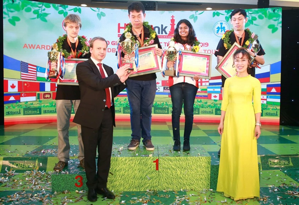 Chủ tịch Liên đoàn Cờ thế giới (FIDE) Arkady Dvorkovich (hàng dưới, bên trái) trao cup vô địch cho Siêu đại kiện tướng Wang Hao. Ảnh: Trường Sơn
