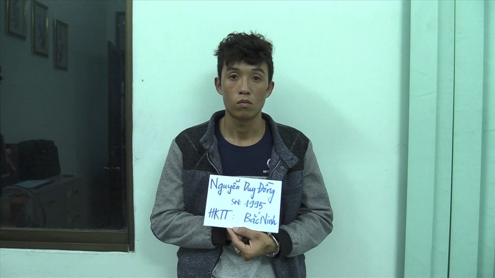 Đối tượng Nguyễn Duy Đồng bị công an bắt giữ khi đang lẩn trốn tìm cách vượt biên qua Trung Quốc.