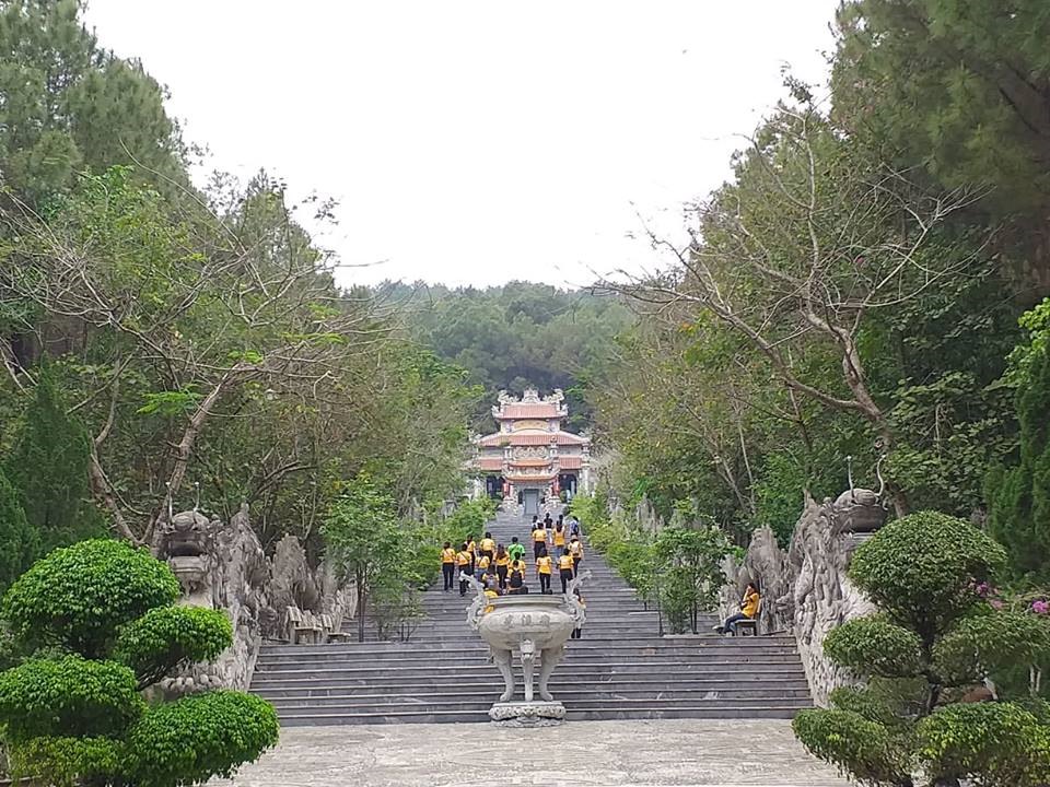 Bước lên 246 bậc cấp để chinh phục đỉnh núi Ngũ Phong và tháp chuông Hòa Bình, từ đây, ta có thể phóng tầm mắt ngắm nhìn bao quát cả thành phố Huế rất đẹp, nhất là vào buổi chiều tà. Ý nghĩa của cụm từ “Thế giới - Hòa Bình - Nhân loại - Hạnh phúc” cùng hình ảnh của 4 chùa: Giác Lâm, Thiên Mụ, Diên Hựu và chùa Trúc Lâm Yên Tử được in nổi trên quả chuông đem lại cho ta những chiêm nghiệm về sự hòa hợp và hội tụ. 
