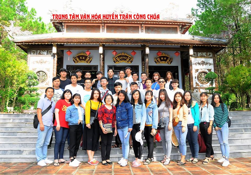 Mỗi năm, Đền Huyền Trân đón hàng ngàn lượt khách trong và ngoài nước đến tham quan.