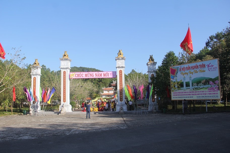 ừ phía ngoài đi vào là bốn trụ biểu lớn, dưới chân có đặt nghê đá phục chầu, tiếp đó là 3 bậc sân khá rộng được lát bằng gạch Bát Tràng, có cả hồ nước và cây cầu nhỏ bắc qua tương tự như cây cầu Trung Đạo được bắc qua hồ Thái Dịch trước điện Thái Hòa trong kinh thành Huế; tiếp đến nữa là khu vực tam quan và trong cùng là đền thờ Huyền Trân Công chúa. Tất cả các công trình đều nằm trên một trục thẳng.