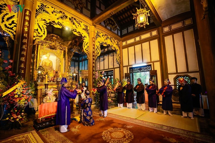 Phía bên trong đền thờ có pho tượng mô phỏng Công chúa Huyền Trân ngồi trên ngai được đúc bằng đồng. Tượng cao 2.37m, được đúc bỏi các nghệ nhân nổi tiếng của phường Đúc, TP. Huế. 