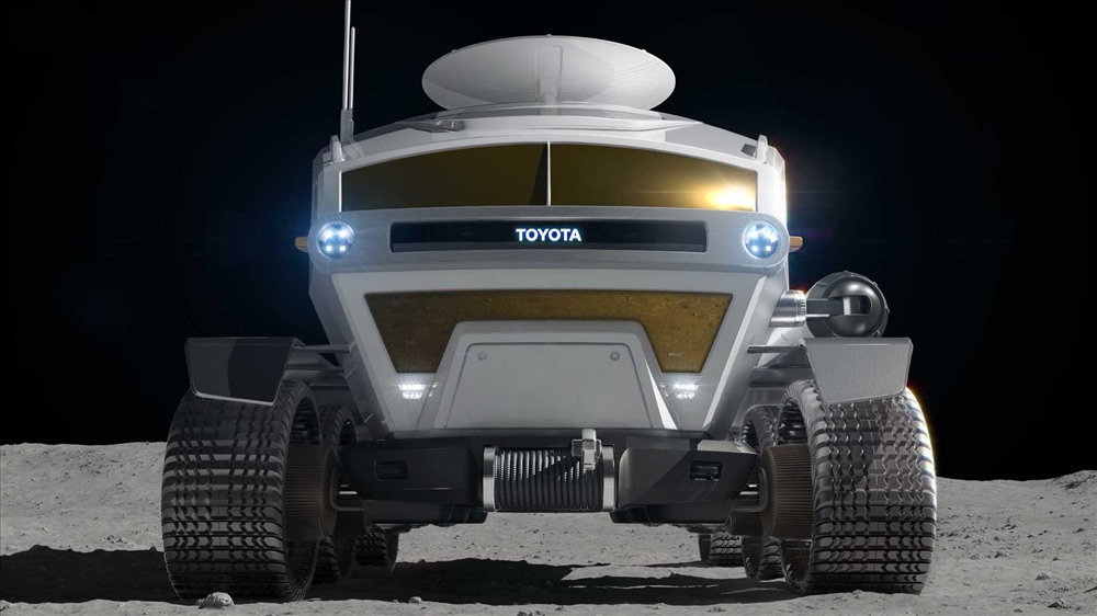 Với kích thước tương đương hai chiếc xe buýt mini, rover mặt trăng Toyota-JAXA sẽ dài sáu mét với không gian để ở rộng khoảng 13 mét vuông.
