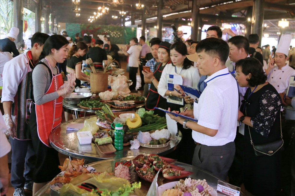 Các thí sinh tham dự thuyết minh các món ẩm thức với ban tổ chức.