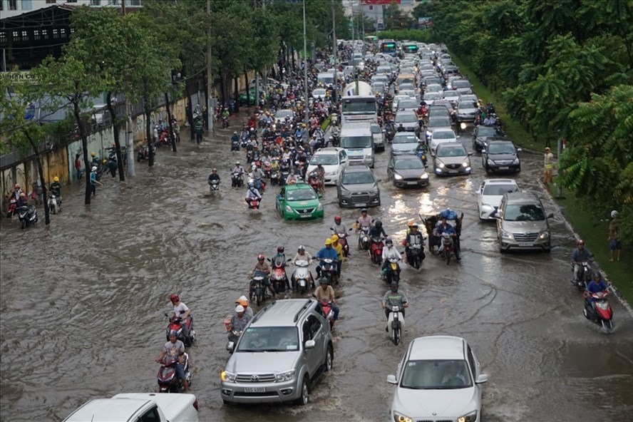 Đường Nguyễn Hữu Cảnh thường xuyên bị ngập nặng.
