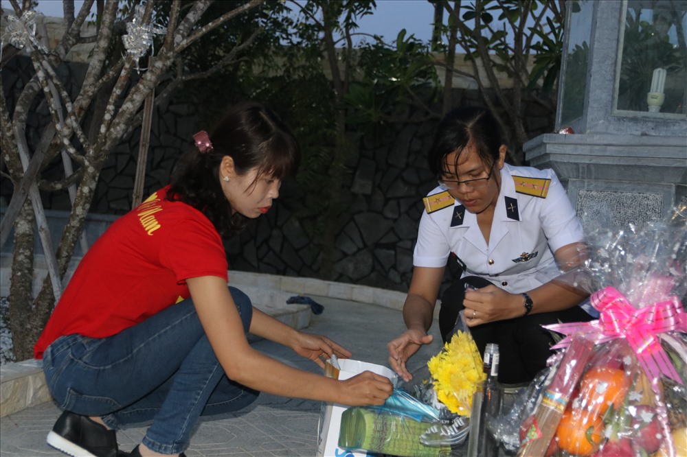 Con gái liệt sĩ Trần Văn Phương cùng người thân làm giỗ cho bố và các chú tại khu tưởng niệm chiến sĩ Gạc Ma. Ảnh: P.L